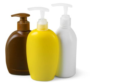 Beyaz arkaplanda izole edilmiş plastik şişeler