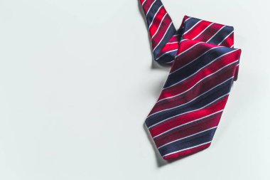 Beyaz arka plan üzerinde kravat