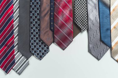 Beyaz arka plan üzerinde kravat