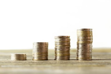 ahşap masa sikke yığını