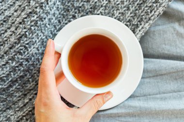 arka planda, yatakta çay kapatır