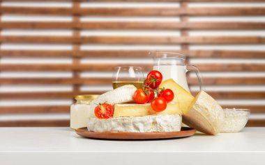 Tahta masadaki peynir.