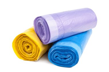 Beyaz arkaplanda izole edilmiş plastik çöp torbaları