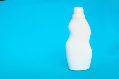 Mavi arka planda plastik şişe