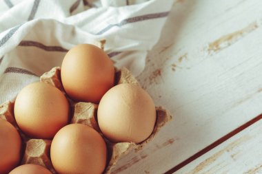 Tahta arka planda yumurtalar