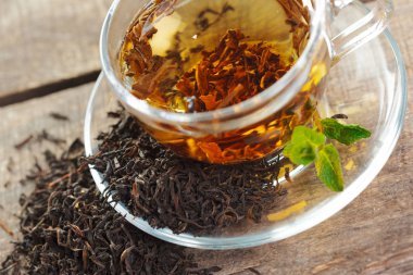 siyah çay nane ile ahşap bir masaya bırakır