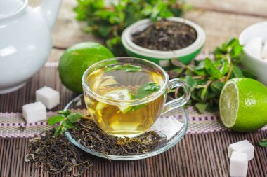 siyah çay nane ile ahşap bir masaya bırakır