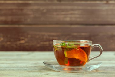 Tahta masada bir fincan çay.