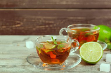 Tahta masada bir fincan çay.