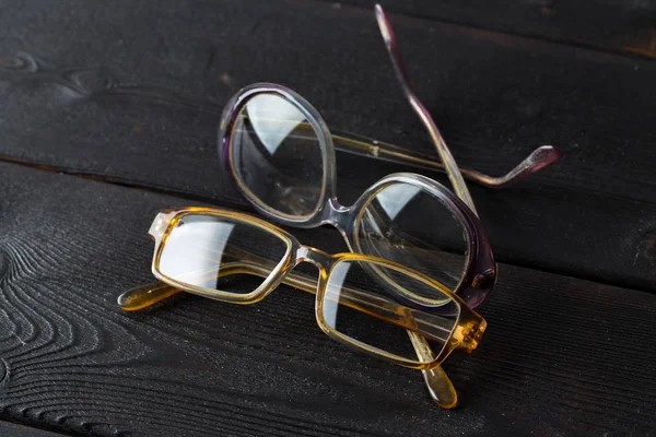Brillen Zwarte Houten Tafel — Stockfoto
