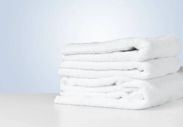 折り畳まれた白いスパのタオルのスタック — ストック写真