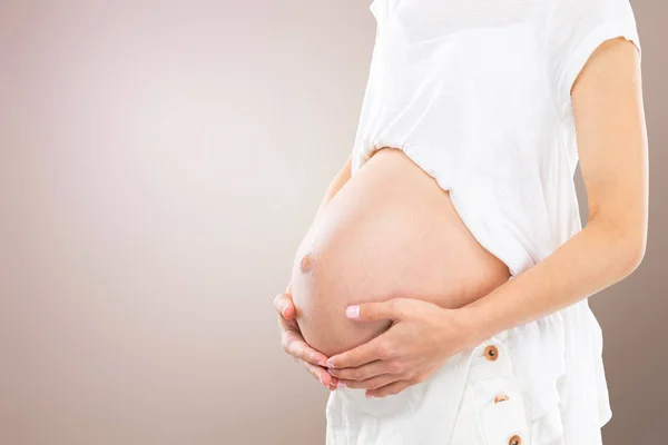 Porträtt Den Unga Glada Leende Gravida Kvinnan — Stockfoto