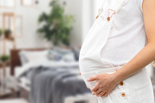 Porträt Der Jungen Glücklich Lächelnden Schwangeren — Stockfoto