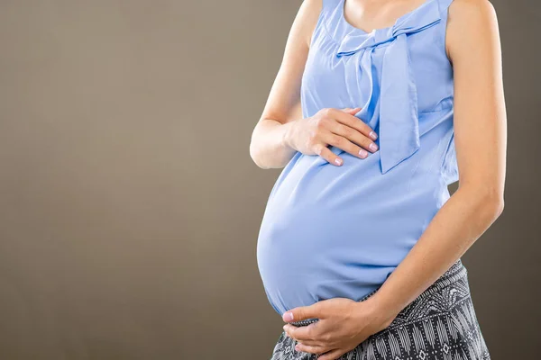 Porträt Der Jungen Glücklich Lächelnden Schwangeren — Stockfoto