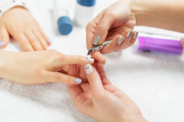 Mains Femme Recevant Une Manucure Dans Salon Beauté — Photo