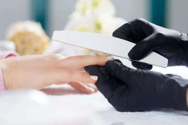 Vrouw Handen Ontvangen Een Manicure Schoonheidssalon — Stockfoto