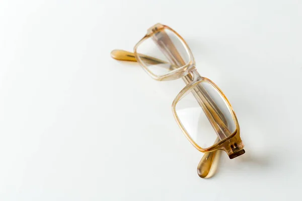 白に隔離された眼鏡 — ストック写真