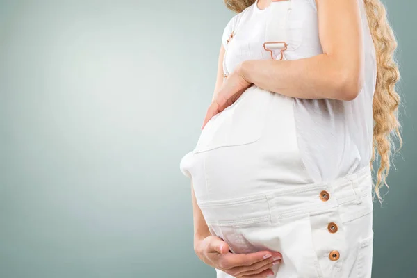 Porträtt Den Unga Glada Leende Gravida Kvinnan — Stockfoto