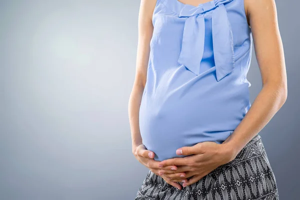 Porträt Der Jungen Glücklich Lächelnden Schwangeren — Stockfoto