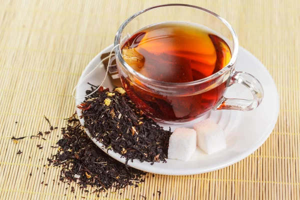 Tasse Thé Noir Avec Des Feuilles Menthe Sur Une Table — Photo