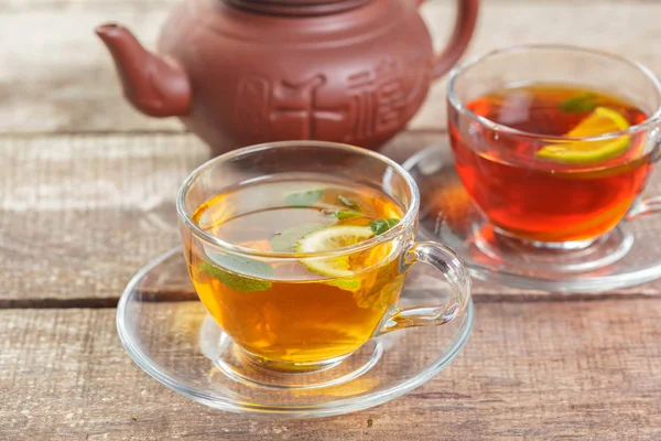 Tasse Schwarzer Tee Mit Minzblättern Auf Einem Holztisch — Stockfoto