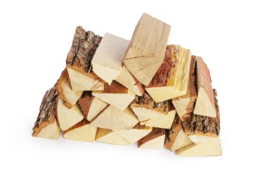 Beyaz arka planda izole edilmiş yakacak odun yığını