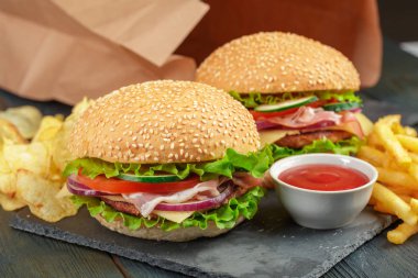 Fast food, ahşap bir zemin üzerine ev yapımı hamburger