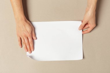 Kağıtları a4 boyutunda tutan el