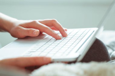 Dizüstü bilgisayar kullanan genç kadın