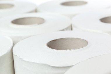 beyaz arkaplanda tuvalet kağıdı