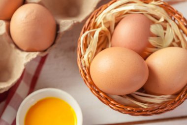 Tahta arka planda yumurtalar