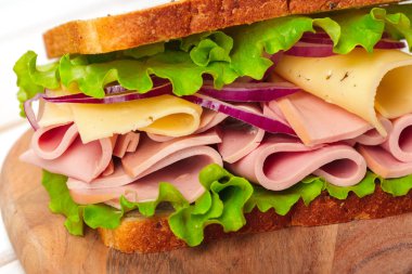 Tahta bir masada sandviç.