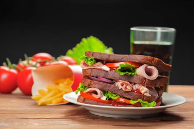 Tahta bir masada sandviç.