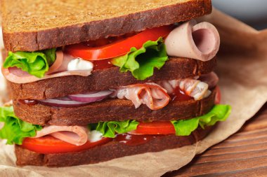 Tahta bir masada sandviç.