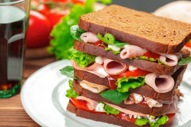 Tahta bir masada sandviç.