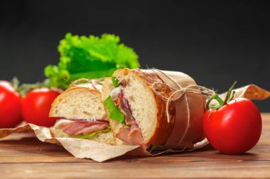 Tahta bir masada sandviç.