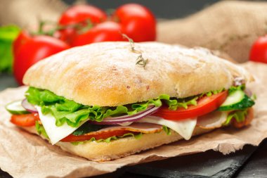 Tahta bir masada sandviç.