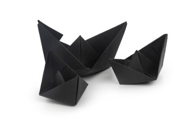 Kağıt gemi üzerinde beyaz izole