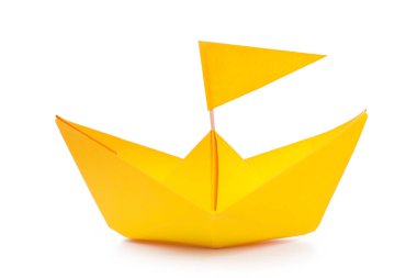 origami kağıt teknesi beyaz arkaplanda izole edildi