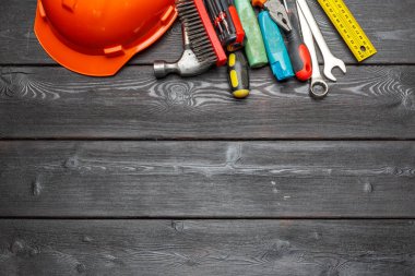 Ahşap masa üzerinde çeşitli iş araçları