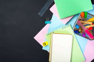 Yazı tahtası üzerinde okul ve ofis malzemeleri