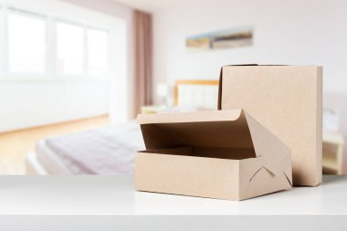 Boş açık kartı kutuları arka plan bulanık karşı