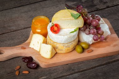 Tahta masadaki peynir.