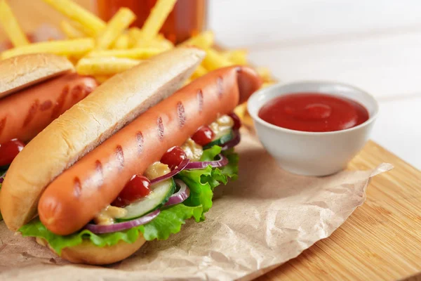 Hot Dogs Sur Fond Bois — Photo