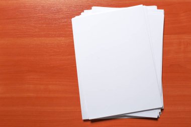 Ahşap masa üzerinde beyaz kartvizit