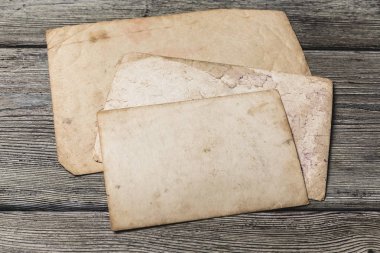 Ahşap masa üzerinde eski fotoğrafları