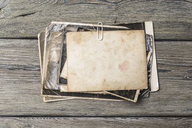 Ahşap masa üzerinde eski fotoğrafları