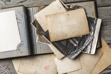 Ahşap masa üzerinde eski fotoğrafları