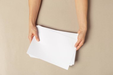 Kağıtları a4 boyutunda tutan el