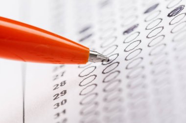 yanıtlar ve kalem ile test puanı levha